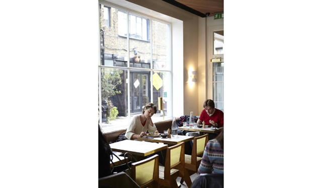 <strong>bills</strong>　2011年11月、ロンドンの高級住宅街ノッティング・ヒルにオープンした新店舗「GRANGER & Co.」
