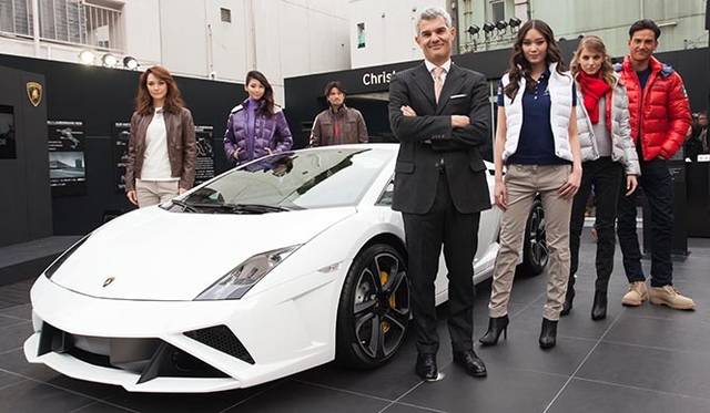 <strong>Lamborghini Christmas Cafe｜ランボルギーニ クリスマスカフェ</strong><br />新型ガヤルドLP560-4を囲む、ランボルギーニ ジャパンのカントリーマネジャーを務めるエジナルド・ベルトリ氏とファッションモデルたち