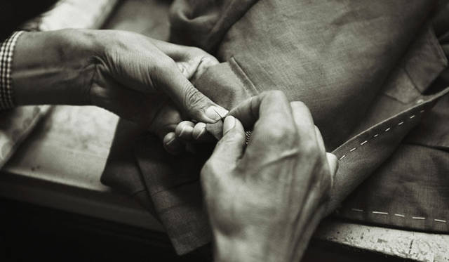 <strong>DOT・TAILOR</strong> | Using carefully selected, high-quality fabrics, we achieve a perfect fit and luxurious feel through millimeter-precise measurements and adjustments in 70 areas.