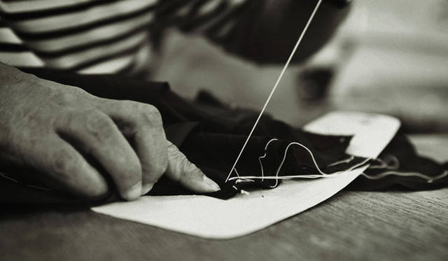 <strong>DOT・TAILOR</strong> | Every detail, from natural buttons and linings to working cuffs, full stitching, side seam adjustments, and shoulder pads, is meticulously handcrafted by Japanese suit artisans.