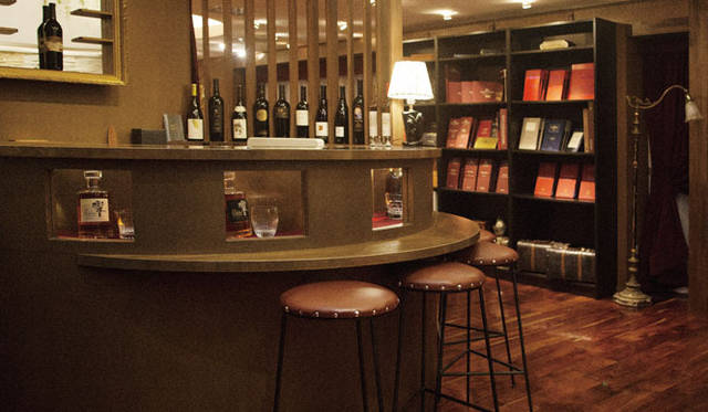 <strong>DOT・TAILOR</strong> | The interior is unified with antique furniture sourced from Europe and America, and features a bar counter.