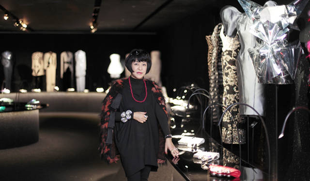 <strong>GIORGIO ARMANI</strong> Fashion journalist Yoshiko Ikoma speaks at the exhibition venue.