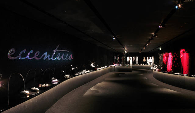 <strong>GIORGIO ARMANI</strong> The venue for the "Eccentrico" exhibition. Everything from the ceiling to the floor and the fixtures was specially designed for this occasion.