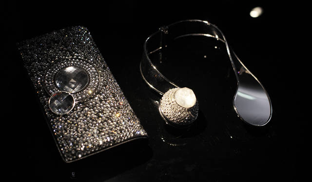 <strong>GIORGIO ARMANI</strong> Dramatic accessories that evoke planets, radiating a brilliance akin to fine jewelry.