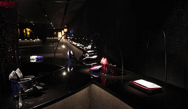 <strong>GIORGIO ARMANI</strong> Items rarely seen in Japan are displayed in this futuristic setting.