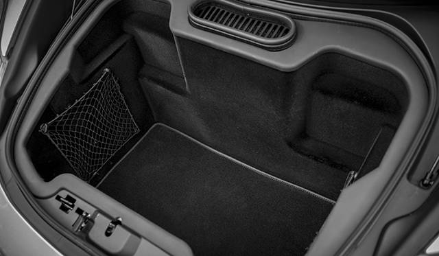 <strong>McLaren MP4-12C Spider</strong><br />The front trunk boasts a capacity of 144 liters, easily accommodating carry-on luggage for aircraft.
