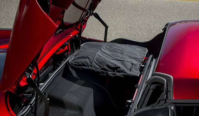 <strong>McLaren MP4-12C Spider</strong><br />The roof is stored in a dedicated space behind the cabin. When closed, this area provides 52 liters of luggage space. A dedicated case is visible in the background, with room for another one in front.