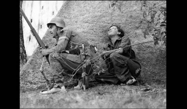 <strong>ART | 'Robert Capa / Gerda Taro: Two Photographers'</strong> Robert Capa, 'Gerda Taro and Republican soldiers on the Cordoba front,' September 1936. Gelatin silver print, Yokohama Museum of Art Collection, ©ICP