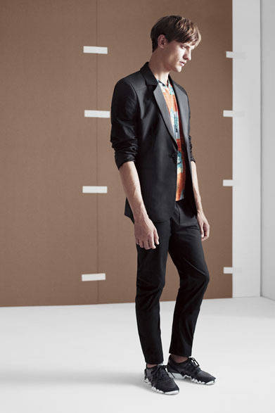 2013 Spring/Summer Collection | SMART BLAZER (Price on request), GRAPHIC DEEP V-NECK ¥9,030, SMART PANT ¥15,750, SML CONCEPT ¥15,750