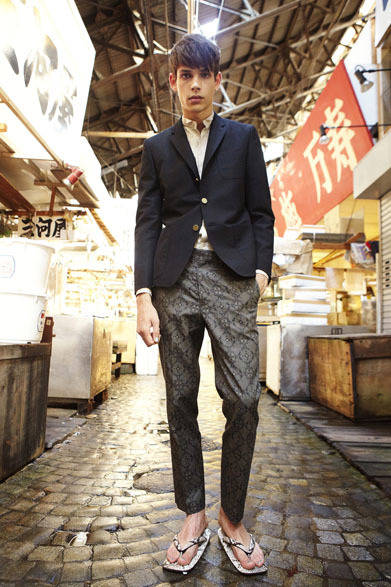<strong>beautiful people</strong> 2013 Spring/Summer Collection: w/m tropical 3-patch jacket ¥71,400, finx oxford dress shirt ¥29,400, komon jacquard slacks ¥29,400, python seta ¥39,900
