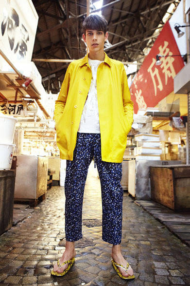 <strong>beautiful people</strong> 2013 Spring/Summer Collection: c/si satin soutien collar coat ¥69,300, 100/2 jersey stripe logo T-shirt ¥14,700, bekko lawn dabo pants ¥29,400, python seta ¥39,900