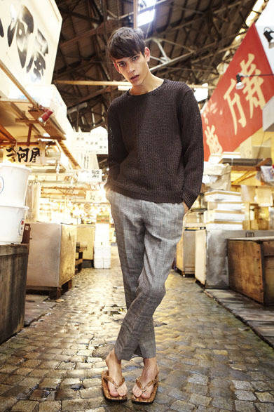 <strong>beautiful people</strong> 2013 Spring/Summer Collection: twisted washiyarn pullover ¥37,800, s/l ajiro cloth slacks ¥31,500, python seta ¥39,900