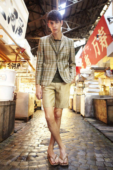 <strong>beautiful people</strong> 2013 Spring/Summer Collection: edo madoras 3-patch jacket ¥69,300, edomadras printed pullover ¥29,400, python seta ¥39,900