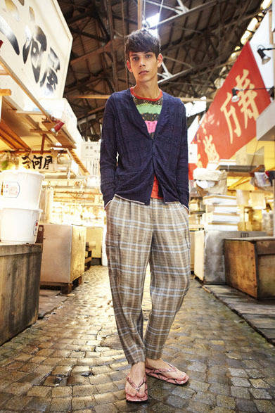 <strong>beautiful people</strong> 2013 Spring/Summer Collection: chiyogami border T-shirt ¥15,700, edo madras cargo pants ¥37,800, python seta ¥39,900