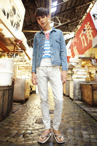 <strong>beautiful people</strong> 2013 Spring/Summer Collection: c/l selvage denim jacket ¥44,100, 100/2 jersey hanafuda T-shirt ¥14,700, sakura stretch denim momohiki skinny ¥33,600, python seta ¥39,900