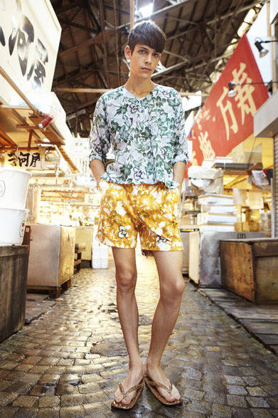 <strong>beautiful people</strong> 2013 Spring/Summer Collection: c. voile brush iris dabo shirt ¥29,400, jersey brush iris shorts ¥24,150, python seta ¥39,900