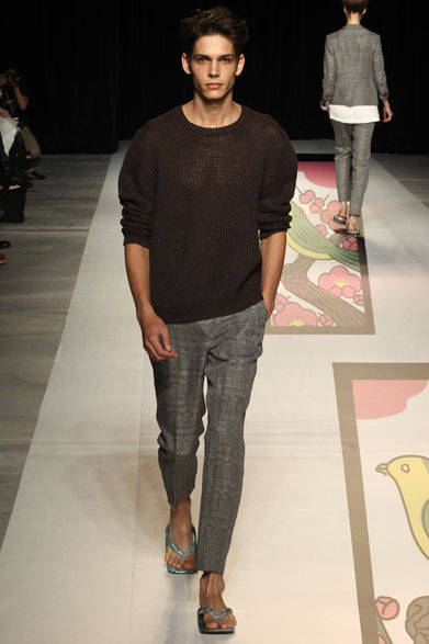 <strong>beautiful people</strong> 2013 Spring/Summer Collection: twisted washiyarn pullover ¥37,800, s/l ajiro cloth slacks ¥31,500, python seta ¥39,900