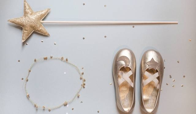 <strong>Bonpoint</strong> (Top) Magic Gold Wand ¥3,150 (Left) Princess Crown ¥7,350 (Right) Moon Shoes (Sizes 26-32) ¥16,800 (Select stores only)