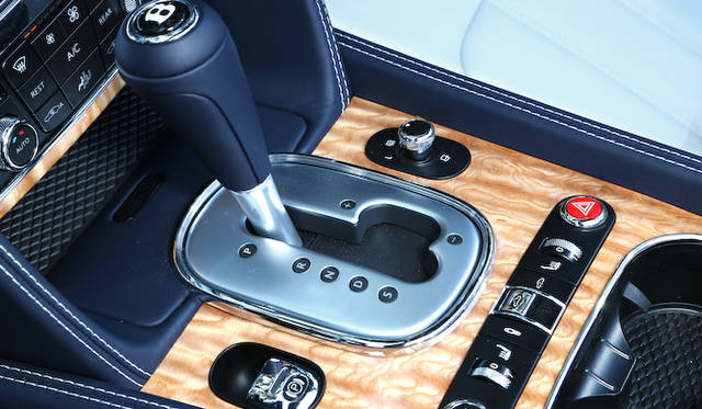 <strong>BENTLEY CONTINENTAL GTC V8｜ベントレー コンチネンタル GTC V8 </strong><br />トランスミッションはZF製8速ATを採用。もちろんパドルシフト付きだ