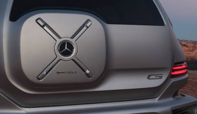<strong>Mercedes-Benz Ener-G-Force</strong><br />Various tools are stored in the rear. Instead of opening the gate, the unit with the cross levers slides out to access the tools.