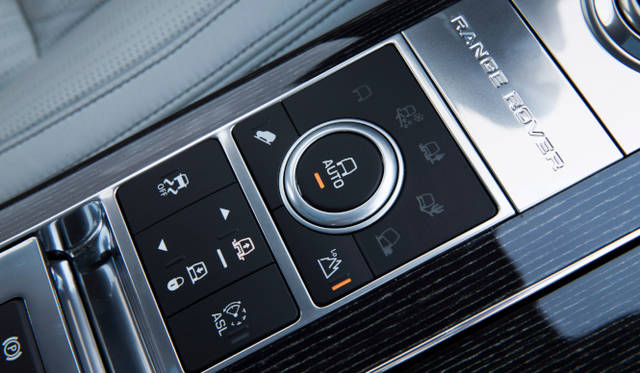 <strong>Land Rover Range Rover</strong><br />Terrain Response controls electronic devices according to the situation.