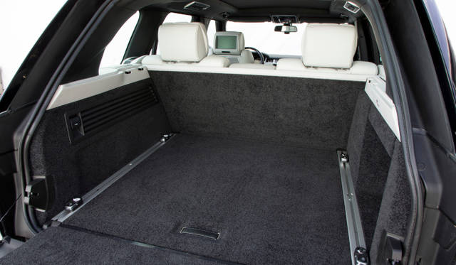 <strong>Land Rover Range Rover</strong><br />Trunk capacity is 909 to 2,030 liters. There is also 550 liters of capacity under the undercover.