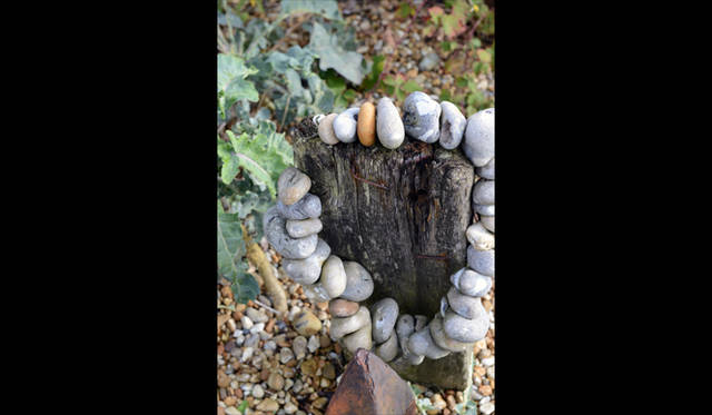 <strong>carnet de jardin｜Manabu Matsunaga</strong> A Series of Stones with Holes