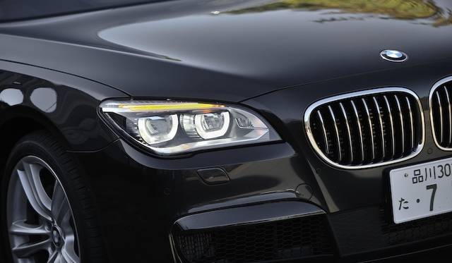 <strong>BMW ActiveHybrid 7 M Sport Package</strong><br />Line-shaped LED turn signals are adopted above the headlights.