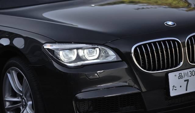 <strong>BMW ActiveHybrid 7 M Sport Package</strong><br />Both low and high beam headlights use LED lights. The ring light itself serves as the low beam. However, the 740i and 740iL come standard with bi-xenon headlights.