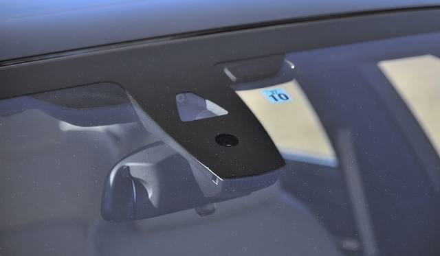 <strong>BMW ActiveHybrid 7 M Sport Package</strong><br />The top view camera is located in the center of the windshield.