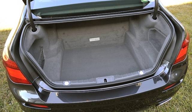 <strong>BMW ActiveHybrid 7 M Sport Package</strong><br />Trunk capacity is 360 liters, which is less than standard grades due to the battery installation.