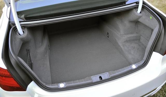 <strong>BMW 740i</strong><br />The trunk capacity of the standard model is 500 liters.