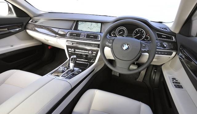 <strong>BMW 740i</strong>