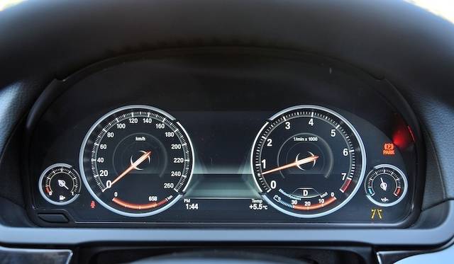 <strong>BMW 740i</strong><br />The instrument panel on the 7 Series, excluding the ActiveHybrid, is a liquid crystal display. The photo shows the instrument panel in Comfort mode. The display is designed so that the needle passes behind the numbers, rather than obscuring them, and the numbers near the needle are enlarged to improve visibility.