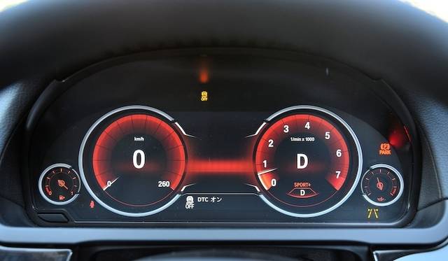 <strong>BMW 740i</strong><br />Sport mode instrument panel.