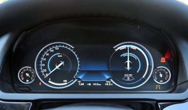 <strong>BMW 740i</strong><br />ECO PRO mode instrument panel.