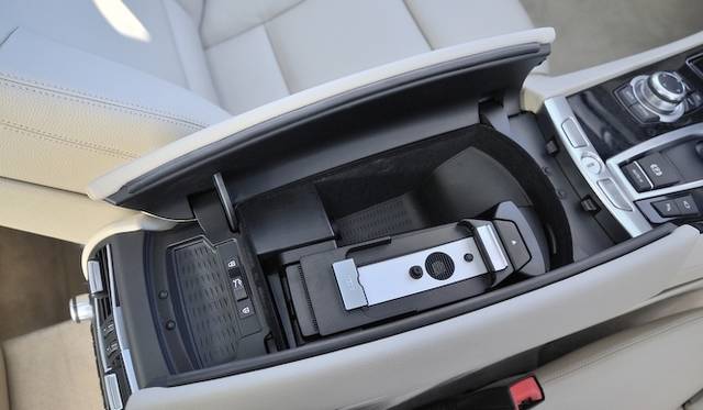 <strong>BMW 7 Series</strong><br />An iPhone connection holder is installed inside the center console box.