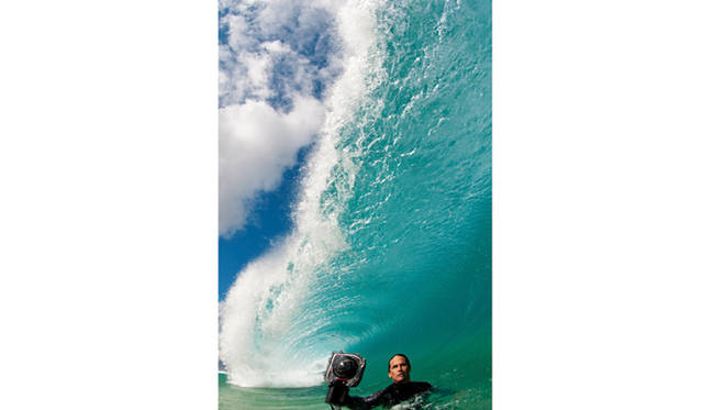 <strong>ART｜Clark Little Exhibition Captures the Beauty of Crashing Waves</strong> Clark Little Exhibition: Behind the Scenes A ©Clark Little