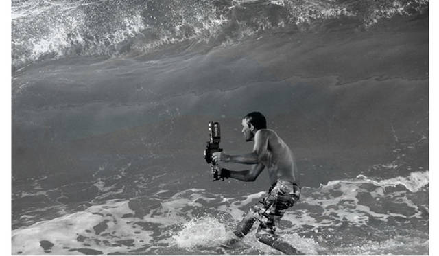 <strong>ART｜Clark Little Exhibition Captures the Beauty of Crashing Waves</strong> Clark Little Exhibition: Behind the Scenes B ©Dane Little