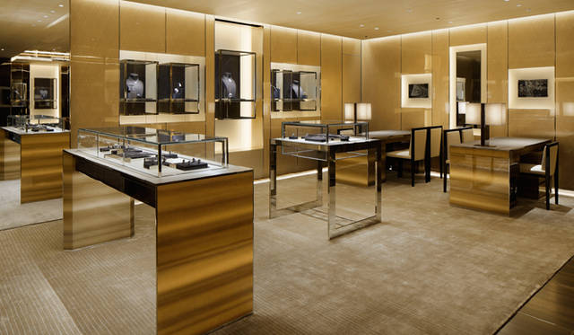 <strong>LOUIS VUITTON</strong> On the second floor, exquisite jewelry is displayed alongside fine leather goods crafted from rare materials, with a new bridal space also established. Complementing the interior, carefully selected contemporary artworks by Japanese, Korean, and British artists are also exhibited.