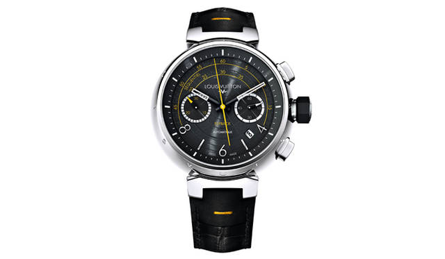 <strong>LOUIS VUITTON</strong> 'Tambour Automatic Chronograph Vol II' (Case diameter 44mm) ¥819,000<br/><br/>Following the "Tambour Automatic Chronograph Vol" with its "fly-back" function, first introduced in 2011, the "Tambour Automatic Chronograph Vol II" also features a fly-back function and is characterized by its powerful design. The runway-inspired black dial and two sub-dials (30-minute and small seconds counters) evoke 1960s military chronographs. While all time displays are unified in shiny black stainless steel, the measuring tools are a vibrant yellow. Yellow is a color deeply connected to Louis Vuitton's history, seen in the stitching of its leather goods, and is also widely used in aviation. This chronograph, with its dual circular scales, resembles an aircraft cockpit radar. It is powered by the automatic LV137 caliber, manufactured in the workshops of Dubois Dépraz in Switzerland. It offers a 42-hour power reserve and uniquely places the date display between 4 and 5 o'clock. Limited to 888 pieces, each with a serial number.