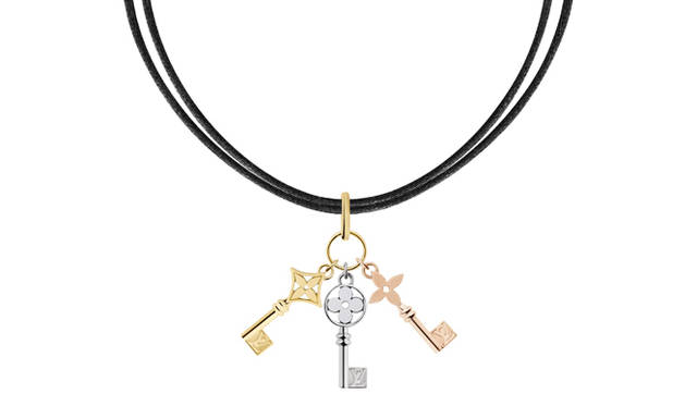 <strong>LOUIS VUITTON</strong> 'Pendentif Monogram Idylle Trois Coeurs' ¥263,550<br/><br/>Since its launch in Spring 2012, the "Monogram Idylle" collection has been popular for its delicate Monogram motif. The design, featuring a balanced arrangement of yellow, pink, and white gold, adds elegance and radiance as an accent to any outfit. The key motif on the new necklace is inspired by the keys of Louis Vuitton's historic hard trunks. It embodies sentiments such as "protecting precious things" and "unlocking the heart," making it an item to wear always, as a gift for a loved one or as a personal talisman.