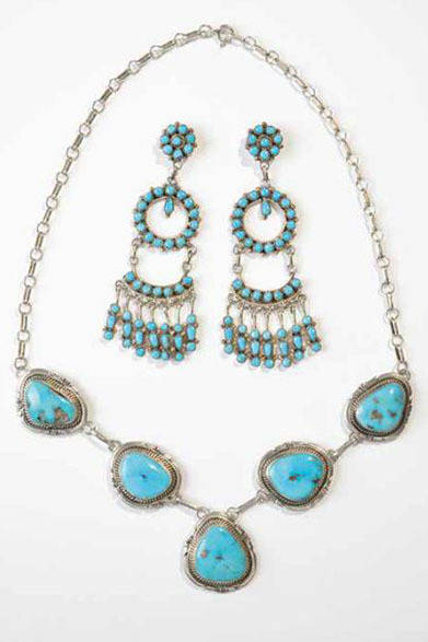 <strong>BARNEYS NEW YORK</strong> "HARPO" earrings ¥49,350, necklace ¥76,650 (both Barneys Exclusive)