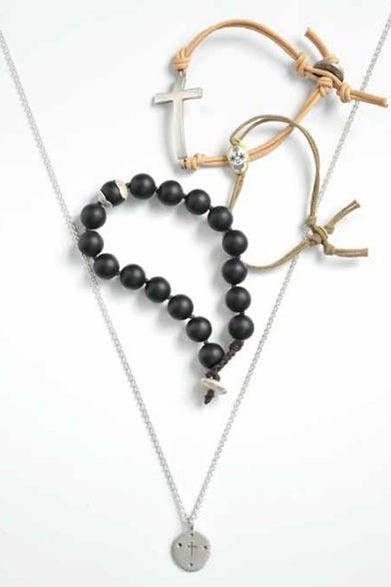 <strong>BARNEYS NEW YORK</strong> "ME&RO" from top, bracelet ¥36,750, ¥128,100, ¥33,600, necklace ¥22,050 (all Barneys Exclusive)