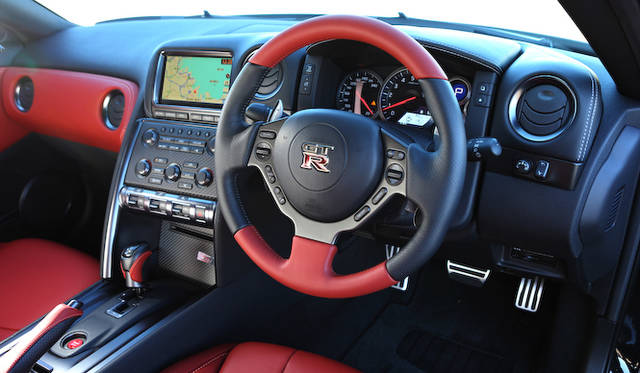 <strong>Nissan GT-R</strong><br />The semi-aniline dyed leather, crafted with great care, is used throughout the interior. The elegant amber color subtly shifts its hue depending on the light.