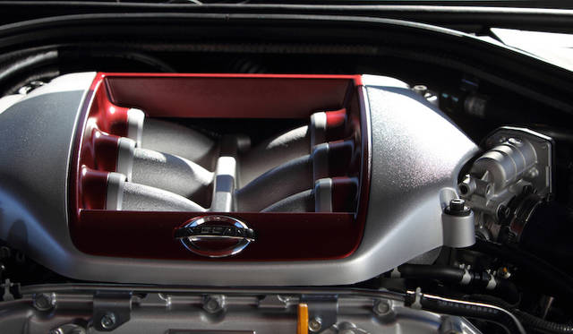 <strong>Nissan GT-R</strong>