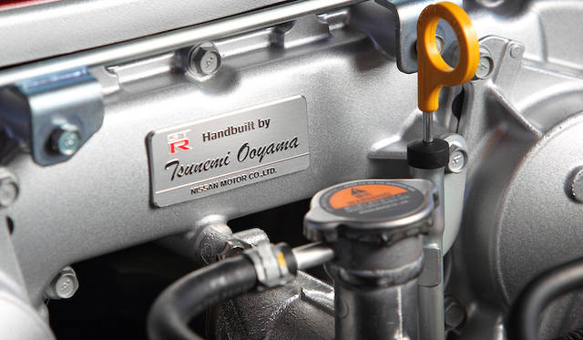 <strong>Nissan GT-R</strong><br />The craftsman's signature is engraved on the front of the engine. This engine was handled by Mr. Tsunemi Ooyama.