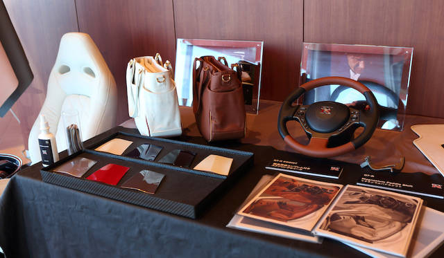 <strong>Nissan GT-R</strong><br />GT-R related merchandise was also on display. The bag in the center is a new product made from the same leather as the fashionable interior.