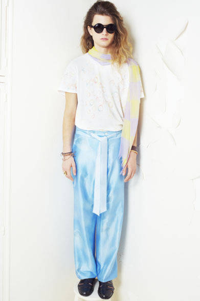 2013 Spring/Summer Collection: T-shirt ¥19,950, Pants ¥38,850, Stole ¥28,350