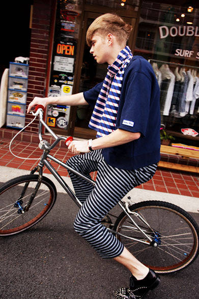 <strong>Numero Uno｜ヌメロ ウーノ</strong>　2013春夏コレクション　スウェット1万5750円、パンツ2万9400円、ストール1万290円
